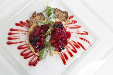 Tatlı meyve reçeli ile kızarmış et ve krep.