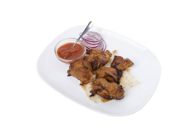 Pide ekmek ve sos üzerinde kızarmış domuz eti.