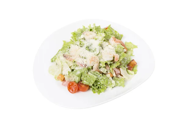 Σαλάτα Καίσαρα με γαρίδες σε λευκό πιάτο. — Φωτογραφία Αρχείου