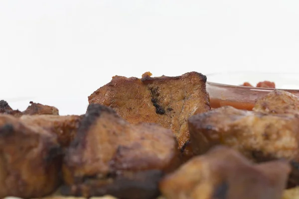 Carne frita de cerca sobre un fondo blanco . — Foto de Stock