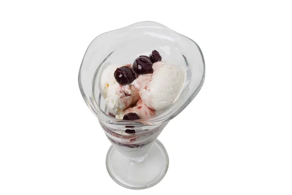 Crème glacée avec la confiture de cerises dans un bol en verre . — Photo