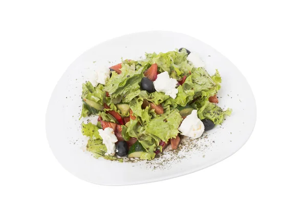 Bord met smakelijke verse groente salade met feta. — Stockfoto