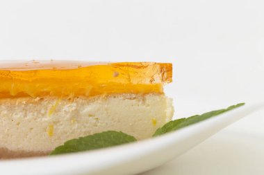 Beyaz arka planda peynirli kek parçaları.