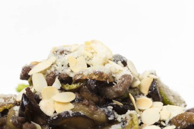 Sebze ve badem ile et salatası parçası.