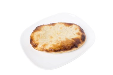 Beyaz tabakta Ermeni yemeği khachapuri.