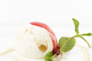 Dondurma kırmızı şurup ve nane ile dökülür.