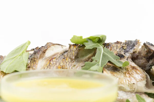 Frisch gegrilltes Dorado mit gelber Zitronensauce. — Stockfoto