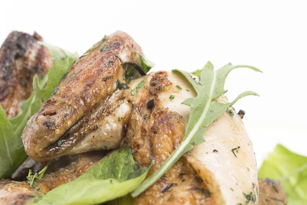 Sayap ayam goreng dengan rempah-rempah dan arugula . — Stok Foto