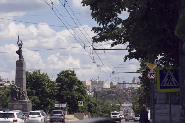 Bulutlu bir gökyüzü ile bir şehrin güzel manzara.