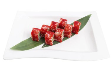 Kırmızı uçan balık Roe ile suşi rulo.