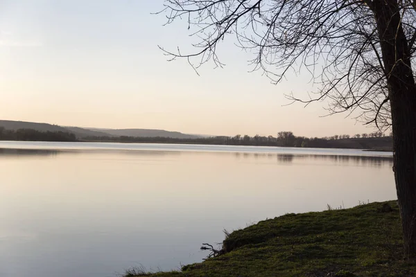 Crépuscule du soir au-dessus du lac au coucher du soleil . — Photo