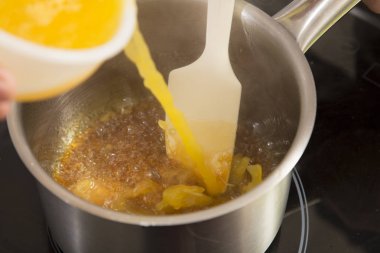 Doğal meyvelerden jöle yapma süreci.