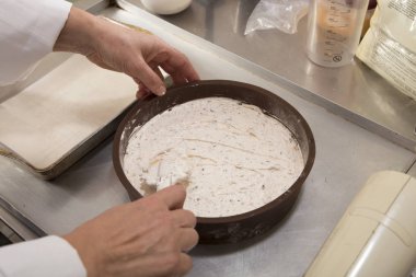 Doğranmış badem ve çikolata ile pişirme dacuaz.