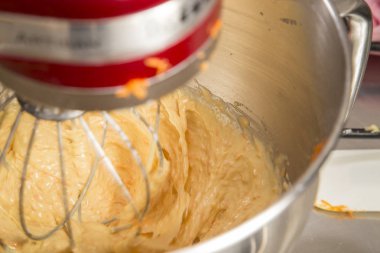 Miksle hamuru metal bir kapta.