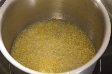 Metal kasede taze limon suyu ve lezzet.