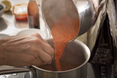 Pişmiş biber püresi temelinde Ganache.