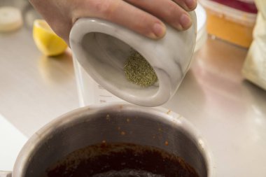 Pişmiş biber püresi temelinde Ganache.