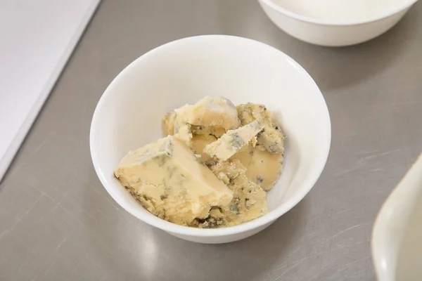 Вкусный голубой сыр в белой керамической миске . — стоковое фото