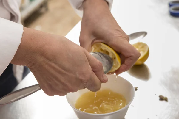 Как выжимать сок из лимона . — стоковое фото