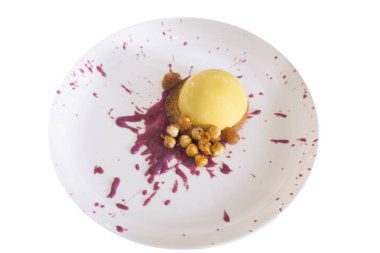 Fındık ile sarı Mousse bir plaka üzerinde yatıyor.