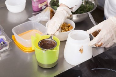 Lezzetli çikolata sır yapma süreci.