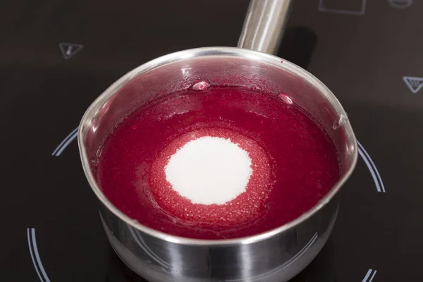 Le processus de fabrication du sirop sucré rouge . — Photo