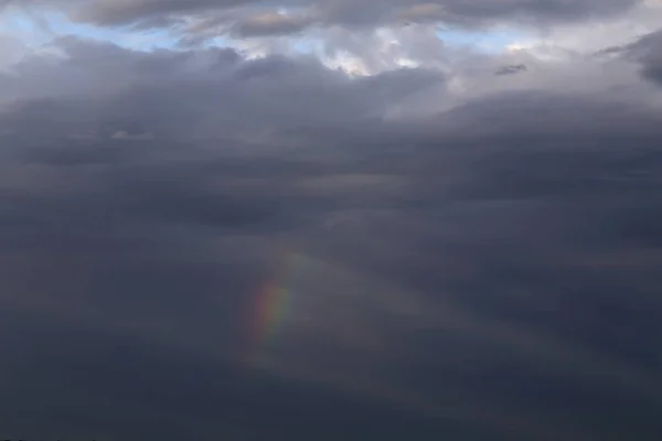 虹の断片と暗いドラマチックな空. — ストック写真