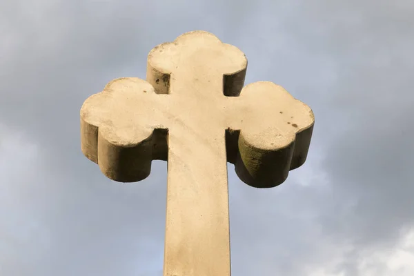 Cruz ortodoxa no fundo de um céu nublado . — Fotografia de Stock