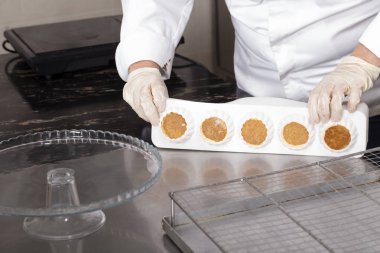 Beyaz silikon kalıp cupcakes çıkarma.