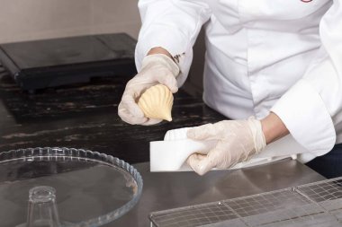 Beyaz silikon kalıp cupcakes çıkarma.