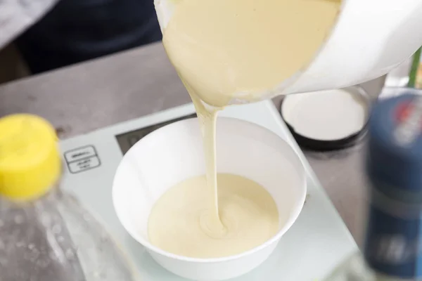 The process of transfusion of white chocolate. — Stock Photo, Image