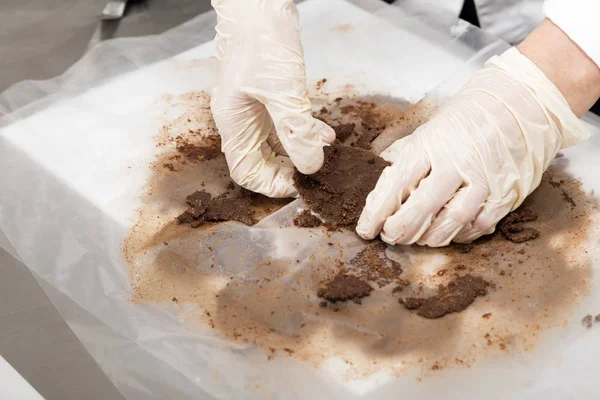 Процесс изготовления шоколадной основы для торта . — стоковое фото