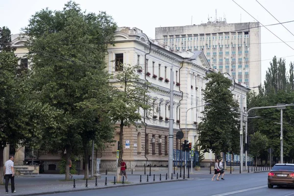 Bâtiments historiques dans les rues de Chisinau . — Photo