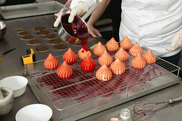 Процесс нанесения фруктовой глазури торты . — стоковое фото