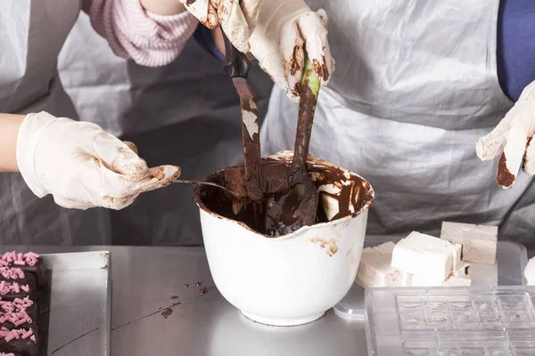 Процесс остекления суфле шоколад дома . — стоковое фото