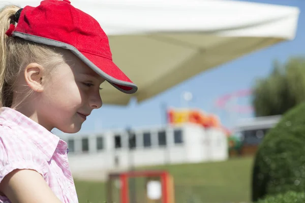 Linda niña hermosa en un parque infantil . — Foto de Stock