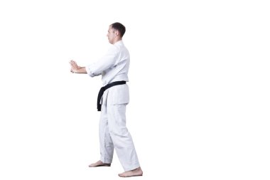 Yetişkin sporcu resmi Goju-ryu egzersizleri yapıyor..