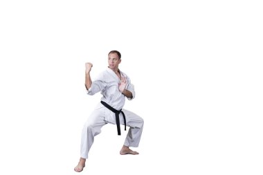 Yetişkin sporcu resmi Goju-ryu egzersizleri yapıyor..