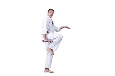 Yetişkin sporcu resmi Goju-ryu egzersizleri yapıyor..