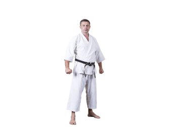 Yetişkin sporcu resmi Goju-ryu egzersizleri yapıyor..