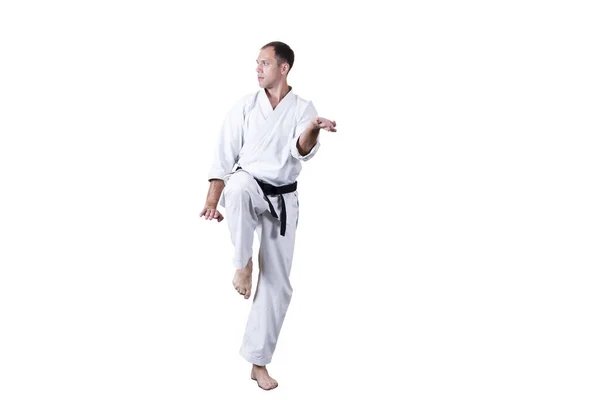 Atleta adulto realiza exercícios formais de goju-ryu . — Fotografia de Stock