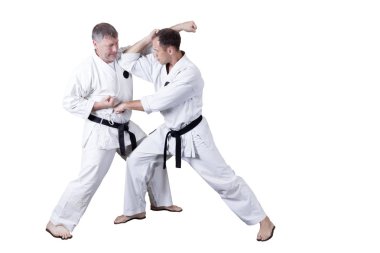 Yetişkin sporcu resmi Goju-ryu egzersizleri yapıyor..