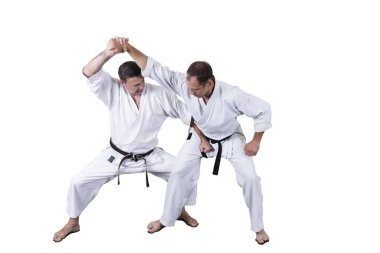 Yetişkin sporcu resmi Goju-ryu egzersizleri yapıyor..