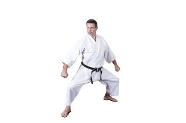 Yetişkin sporcu resmi Goju-ryu egzersizleri yapıyor..