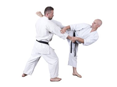 Yetişkin sporcu resmi Goju-ryu egzersizleri yapıyor..