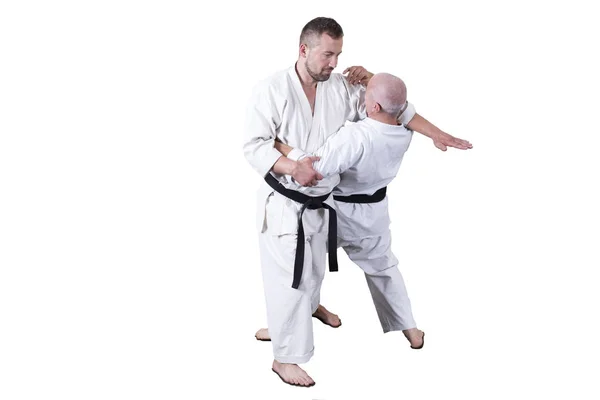 Erwachsener Athlet führt formale Goju-Ryu-Übungen durch. — Stockfoto