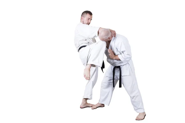 Atleta adulto realiza exercícios formais de goju-ryu . — Fotografia de Stock