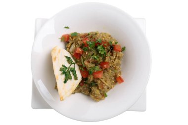 Patlıcan havyarı Romanya mutfağının geleneksel bir salatasıdır. Beyaz bir arka planda izole edilmiş. Yakın plan..