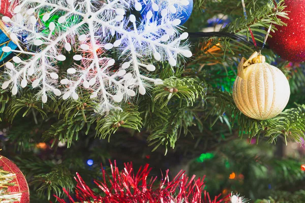 Árbol Navidad Está Decorado Con Brillantes Juguetes Guirnaldas Primer Plano —  Fotos de Stock
