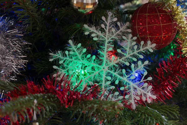 Árbol Navidad Está Decorado Con Brillantes Juguetes Guirnaldas Primer Plano — Foto de Stock